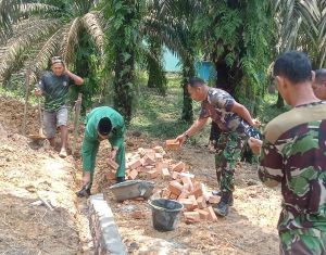 Camat Marosebo Ulu Bersama Danramil Letakkan Batu Pertama Bedah Rumah