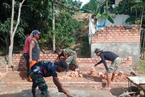 Warga Kembang Seri Baru Bersama Satgas TMMD Gotong Royong Bangun MCK Musholla