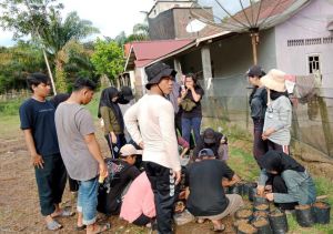 Sukseskan TMMD, Bersama Warga Mahasiswa Unja Buat Toga