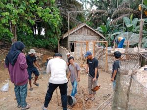 Mahasiswa Ikut Bantu Satgas TMMD Laksanakan Program Bedah Rumah
