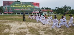 Anggota Satgas TMMD Kodim Jambi Latih Anak Karate