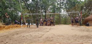 Dua Tahun Terbengkalai, Lapangan Voli Dipugar Kembali Satgas TMMD