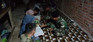 Anggota Satgas TMMD Ajarkan Anak Desa Kembang Seri Baru Mengaji