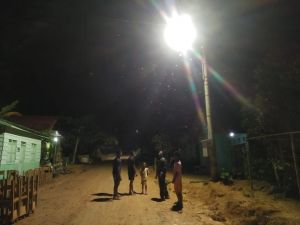 Warga Desa Kembang Seri Baru Akhirnya Dapat Penerangan Lampu Jalan