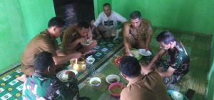 Satgas TMMD dan Forkompimcam Jalin Kebersamaan dengan Warga