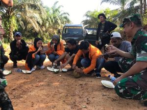 Kasdim 0415 Jambi Berikan Wawasan Kebangsaan Sambil Santap Durian