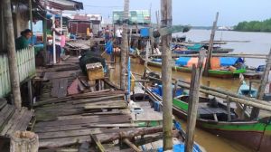 Ombak Besar Rusak Jembatan Penghubung di Mendahara