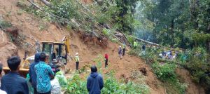 Diterjang Longsor, Jalur Sungai Penuh-Tapan 9 Jam Lumpuh