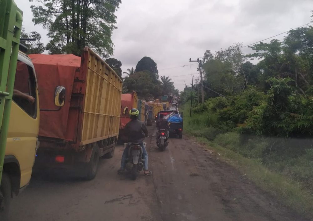 Kemacetan akibat kerusakan angkutan batu bara di Desa Amplu Mudo beberapa waktu lalu. (Dok IMCNews.ID)