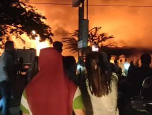 Si Jago Merah Ludeskan Bangunan Saung Kito Bungo