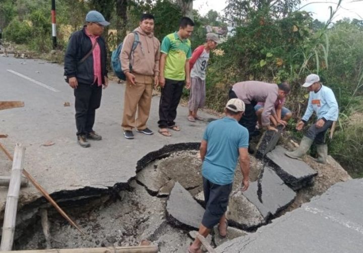 Jalan Penghubung Dua Desa di Kecamatan Sitinjau Laut Amblas Akibat Banjir