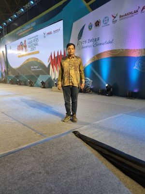 Ketua SMSI Jambi Mukhtadi Putranusa Terima Penghargaan 'Press Card Number One'
