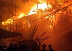 Kebakaran Hebat Hanguskan 12 Rumah di Kuala Tungkal