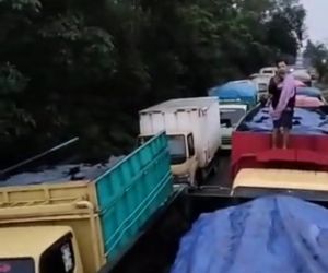 Jalan Lintas Tembesi-Sarolangun Lumpuh Total Sejak Kemarin