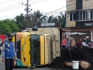 Truk Batu Bara Terguling di Mendalo Sempat Sebabkan Kemacetan