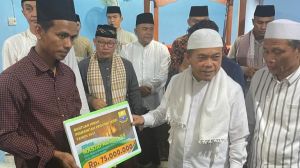 Gubernur Al Haris Serahkan Bantuan Saat Safari Ramadan di Bahar Utara