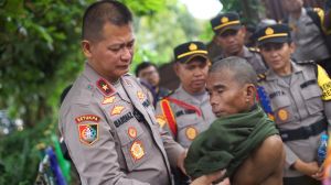 Diberi Kejutan, Pemulung di Sukabumi Menangis hingga Pingsan di Pelukan Jendral Polisi