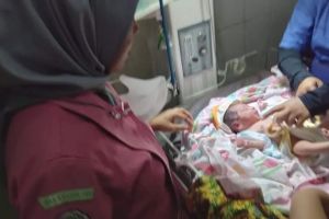 Bayi Laki-Laki Diduga Sengaja Diletakkan di Teras Rumah Warga Bajubang