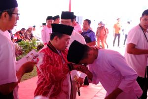 Gubernur Al Haris Lepas Kirab Peringatan 10 Muharram Serta Santuni Ribuan Anak Yatim