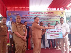 Salurkan Bantuan Penanganan Stunting dan Pembangunan Pagar SDN 110 Desa Lubuk Napal