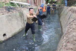 Aksi Al Haris Bersihkan Drainase, Butuh Ratusan Miliar Atasi Banjir di Kota Jambi 