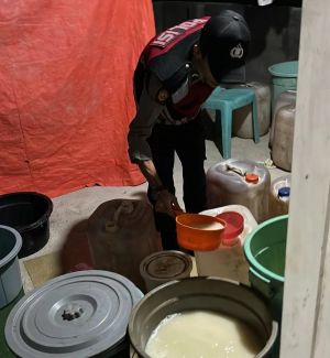 Grebek Rumah Produksi Miras, Polisi Amankan 150 Liter Tuak