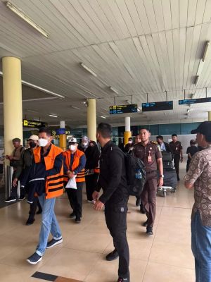 Kenakan Rompi Tahanan dan Diborgol, Lima Mantan Anggota DPRD Provinsi Digiring ke Lapas Jambi