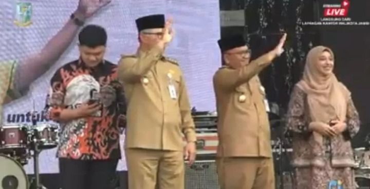 Wali Kota jambi Syarif fasha melambaikan tangan kepada para ASN dan warga pada momen pelepasan dirinya sebagai Wali Kota Jambi, Jumat (3/11/2023)  