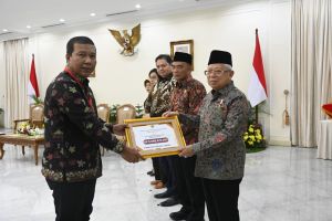 Berhasil Turunkan Angka Kemiskinan, Bupati Tanjabtim Dapat Penghargaan dari Wapres