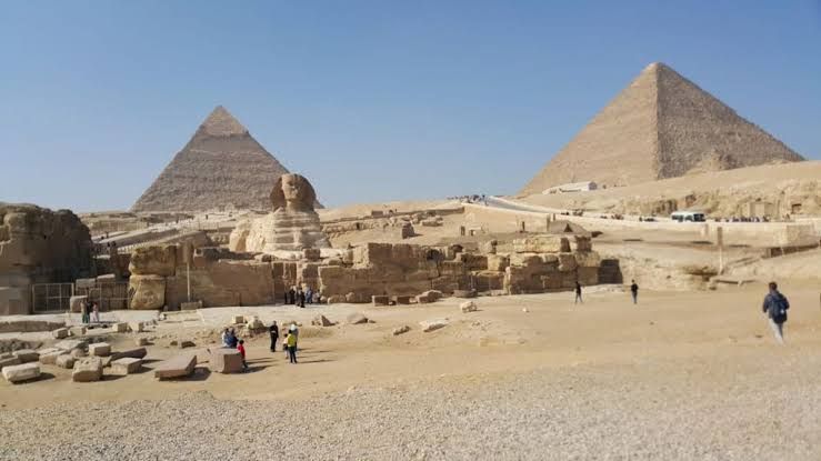 Patung Spinx dan Piramida di Mesir. 