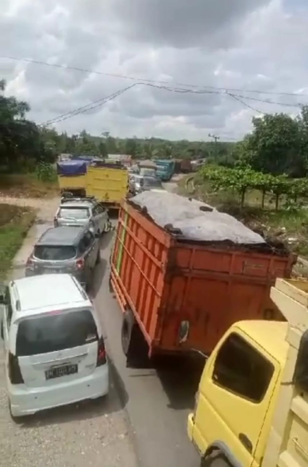 Kemacetan parah yang terjadi di daerah Kotoboyo, Batanghari, siang ini.