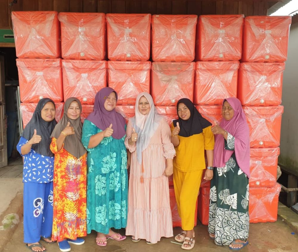 Puluhan unit fiber ikan yang diberikan Ihsan kepada nelayan di Lambur Luar.