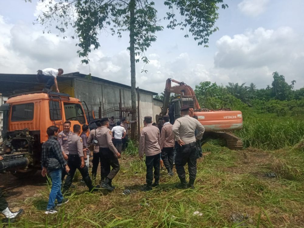 Seorang anggota polisi terluka saat mengamankan eksekusi lahan 1 hektar dan bangunan ruko enam pintu di Jalan Baru, Payo Selincah, Kecamatan Jambi Timur, Kota Jambi yantg berakhir ricuh , Senin (18/12/2023)