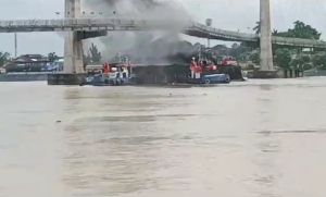 Tongkang Muatan Batu Bara Tabrak Tiang Jembatan Gentala Arasy 