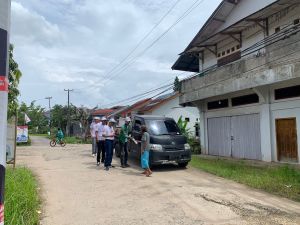 Relawan GSP Jambi Door To Door Bagikan Susu Gratis, Sosialisasikan Pilpres Sekali Putaran