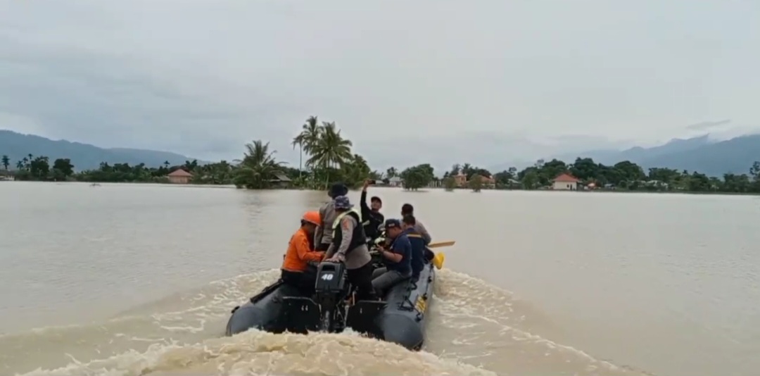 Anggota brimob menyalurkan bantuan untuk korban banjir di Kerinci 