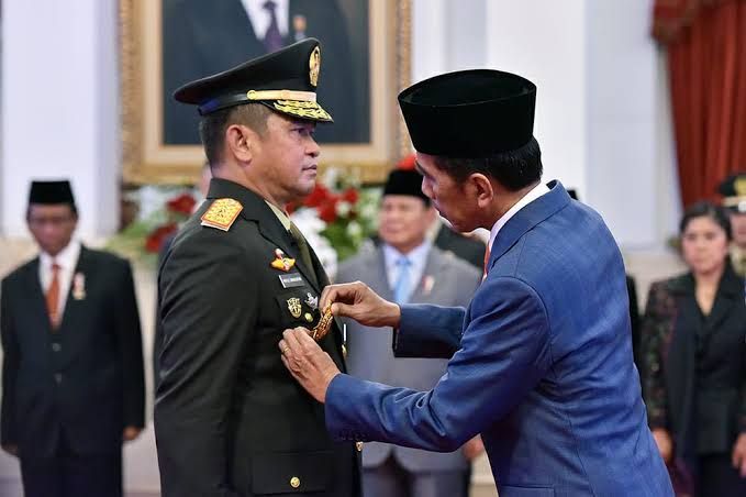 Maruli Simanjuntak saat dilantik sebagai KSAD oleh Presiden Jokowi. 
