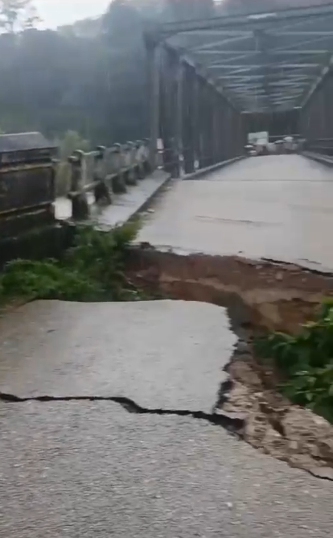 Sungai Batang Tebo Meluap,  Jembatan Putus dan Lima Rumah Hanyut 