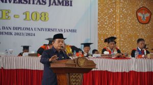 Hadir di Wisuda Unja, Gubernur Al Haris: Generasi Muda Harus Pandai Mencari Peluang