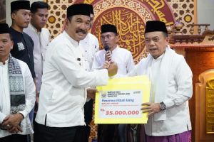 Gubernur Al Haris Serahkan Bantuan CSR Saat Safari Ramadan di Kerinci 