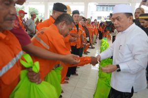 Gubernur Al Haris Berikan Bantuan Sembako Bagi Petugas Kebersihan Kota Jambi