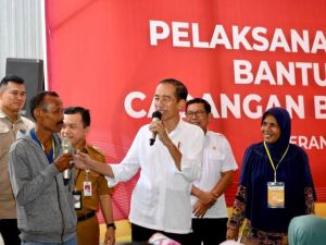 Di Merangin, Presiden Jokowi Tinjau Gudang Bulog dan Serahkan Bantuan Beras