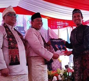 HAR-Guntur Diiringi Ribuan Pendukung Daftar ke KPU Kota Jambi