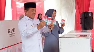 Nyoblos di TPS 14 Kenali Besar, Cagub Al Haris Ajak Masyarakat Salurkan Hak Suara