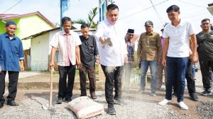 Ketua DPRD Kota Jambi Tinjau Perbaikan Jalan Secara Swadaya di Kelurahan Selamat