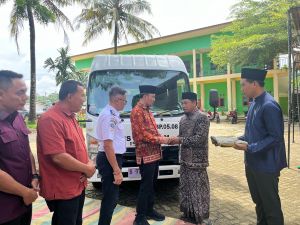 Akhiri Reses Kedua, Anggota DPR RI Edi Purwanto Beri Bantuan Bus untuk Ponpes Al Fattah