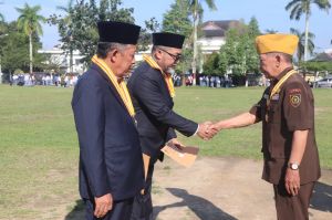 Wagub Sani dan Sekda Sudirman Terima Penghargaan Bintang Legiun Veteran RI 