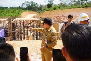 Gubernur Al Haris Tinjau Pengerjaan Jalan Khusus Batubara, Begini Progresnya