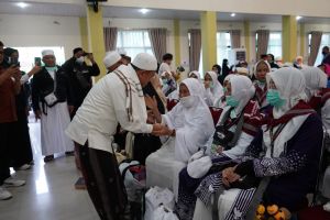 Sambut Kepulangan 428 Jemaah Haji, Al Haris: Mohon Maaf Jika Pelayanan Masih Kurang
