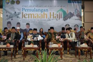 Sambut Kepulangan Jemaah Haji Kloter 16, Wagub Sani Doakan Semoga Jadi Haji Mabrur